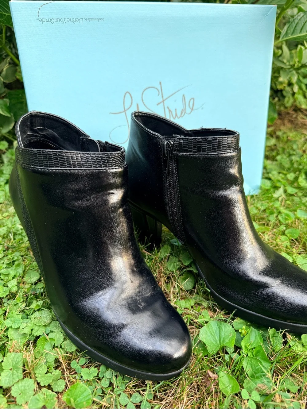 Life Stride Han, Black Tess Soft System Leather Ankle Bootie with Side Zip 7.5M